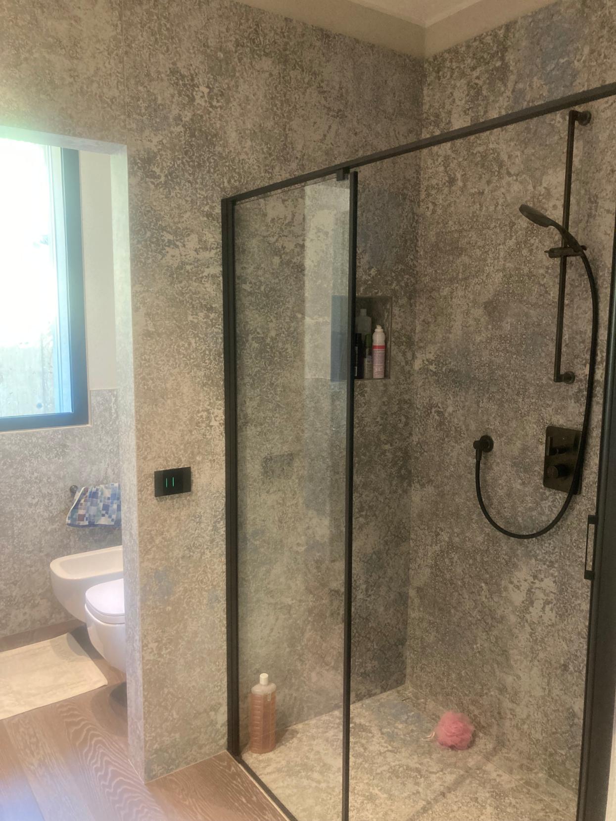 Rivestimento bagno in gres porcellanato effetto carta da parati