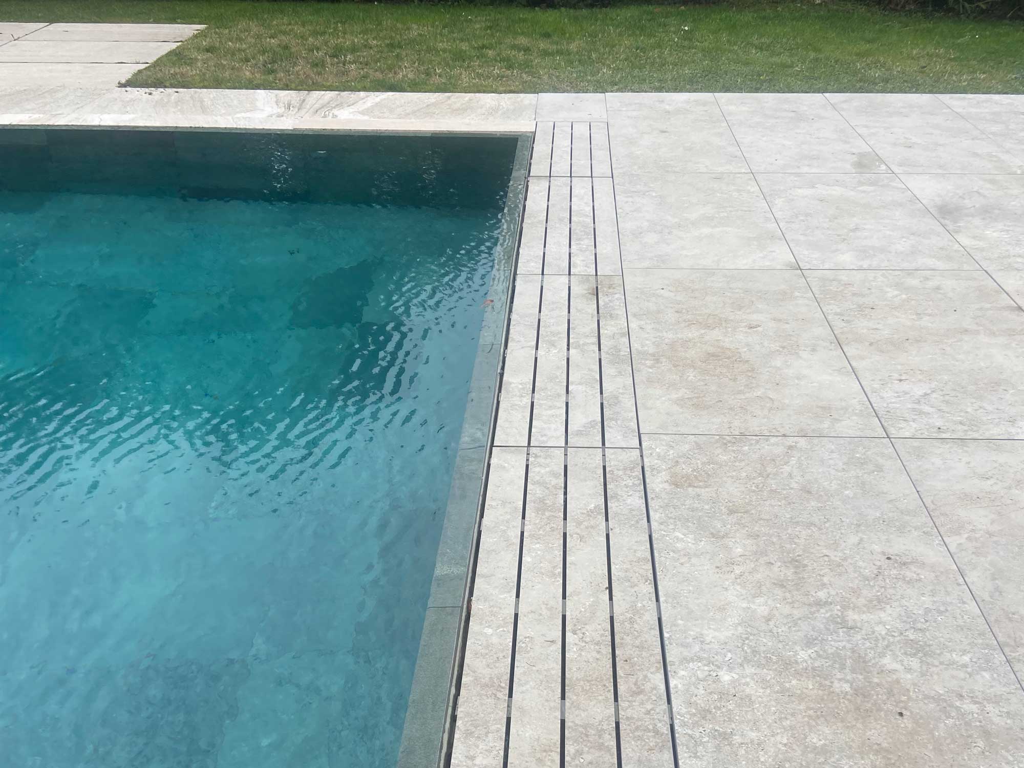 Pavimentazione “galleggiante“ in gres porcellanato - Piscina Villa Rosmarino - Camogli